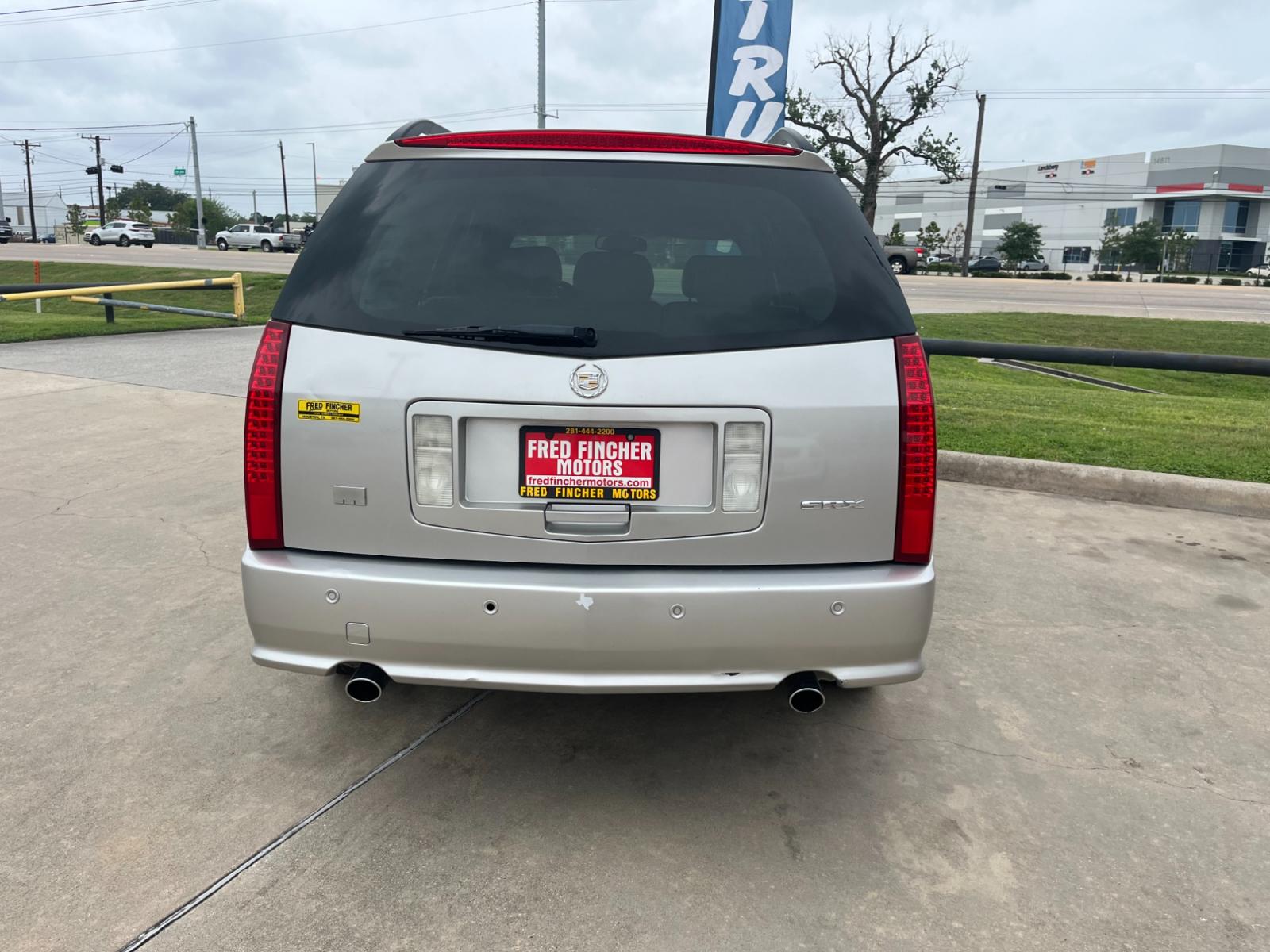 2004 SILVER /gray Cadillac SRX V6 (1GYDE637040) with an 3.6L V6 DOHC 24V engine, 5-Speed Automatic Overdrive transmission, located at 14700 Tomball Parkway 249, Houston, TX, 77086, (281) 444-2200, 29.928619, -95.504074 - Photo #5